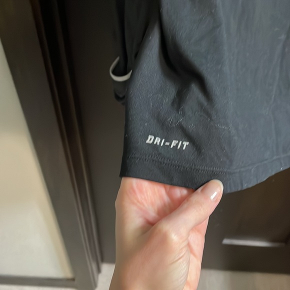 Nike running top with hood. Like New. Medium - Picture 4 of 8